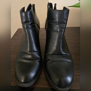 ✨ Vera Wang Black Ankle Boots – Chic & Effortless Size 7